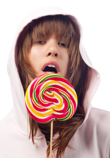 Menina adolescente bonita segurando enorme pirulito na frente de sua boca — Fotografia de Stock
