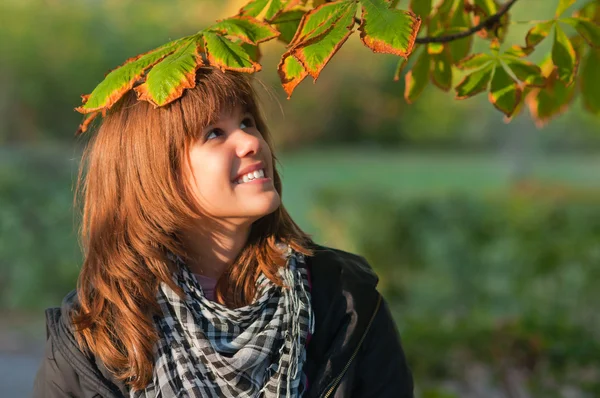 Menina adolescente bonita desfrutando de dia ensolarado de outono no parque — Fotografia de Stock