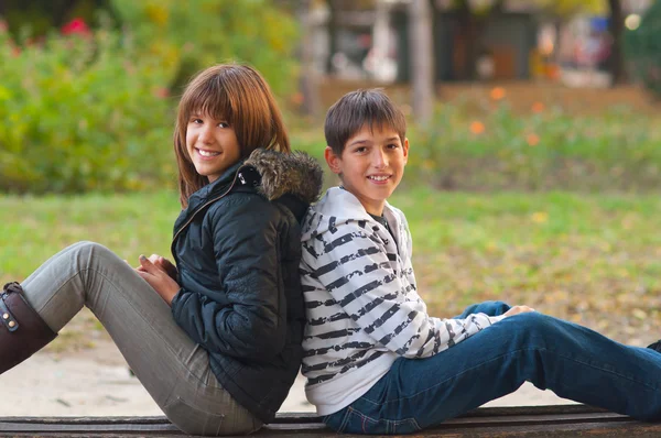 Dospívající chlapec a děvče trávit čas spolu v parku — Stock fotografie