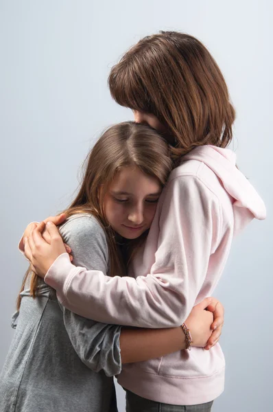 Дівчата-підлітки обіймають один одного в взаємній підтримці — стокове фото