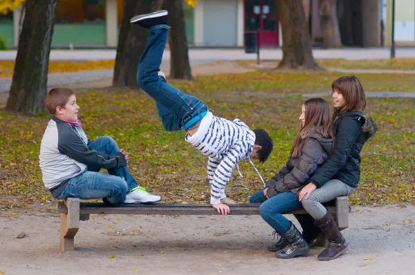 Les garçons et les filles adolescentes s'amusent dans le parc — Photo