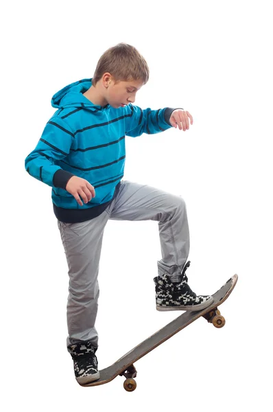 Подросток-скейтбордист стоит на скейтборде — стоковое фото