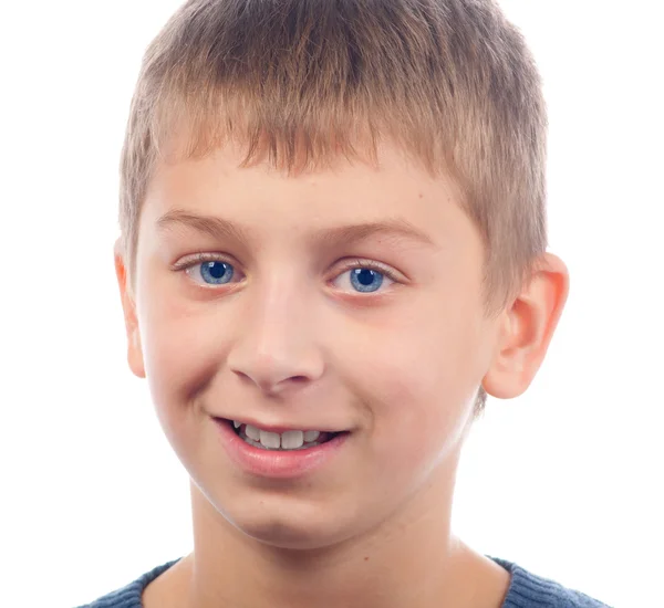 Красивий підліток хлопчик посміхається під час позування — стокове фото