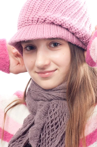 Menina adolescente bonita vestindo boné na moda, suéter e cachecol . — Fotografia de Stock