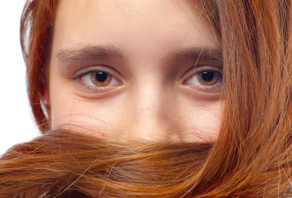 Лицо красивой девочки-подростка с акцентом на глазах и волосах — стоковое фото