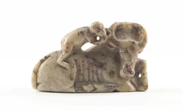 Antigua escultura de piedra que representa a un mono montado en un toro —  Fotos de Stock