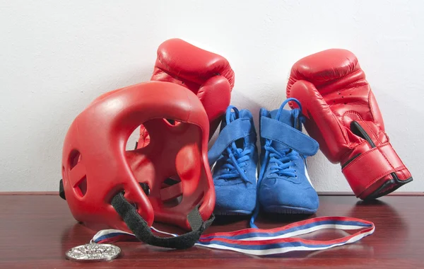 Guantes, casco y zapatos para la lucha deportiva, y la medalla —  Fotos de Stock