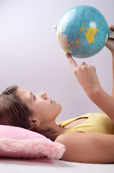 Menina muito adolescente estuda geografia de terras — Fotografia de Stock