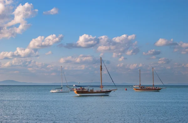 Катамаран плавает в Несебаре на мирном Черном море — стоковое фото