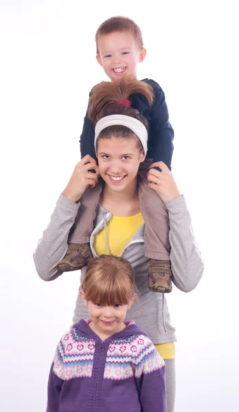 Glad ung familj isolerad på vit bakgrund — Stockfoto