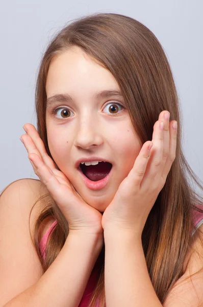 Schöne Teenager-Mädchen mit überraschtem Blick auf ihr Gesicht — Stockfoto