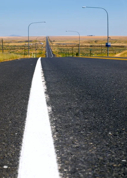 Straight Line Highway nel paese in una chiara giornata di sole — Foto Stock