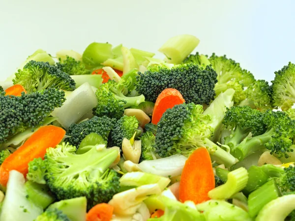 Verduras frescas picadas en preparación para cocinar — Foto de Stock
