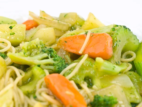 Kızarmış sebze ve erişte içinde hafif bir sosu ilave edin. — Stok fotoğraf