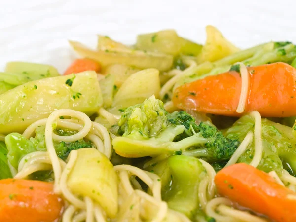 Перемешать жареные овощи и лапшу в легком соусе — стоковое фото