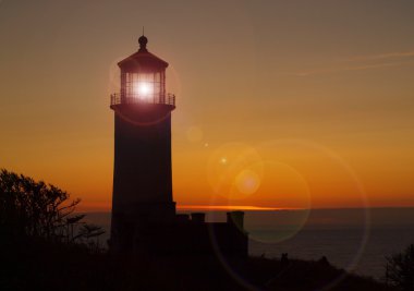 Washington sahilindeki North Head Deniz Feneri Gün batımında