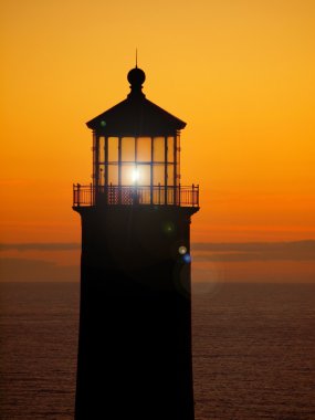 Washington sahilindeki North Head Deniz Feneri Gün batımında