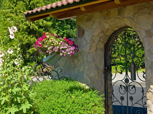 Cancello giardino in ferro battuto in un giardino di fantasia — Foto Stock