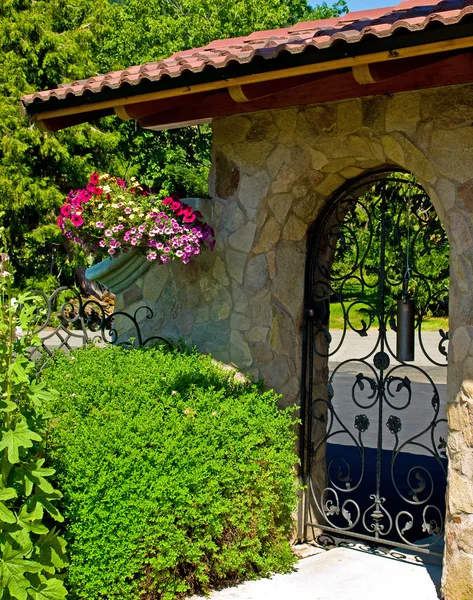 Cancello giardino in ferro battuto in un giardino di fantasia — Foto Stock