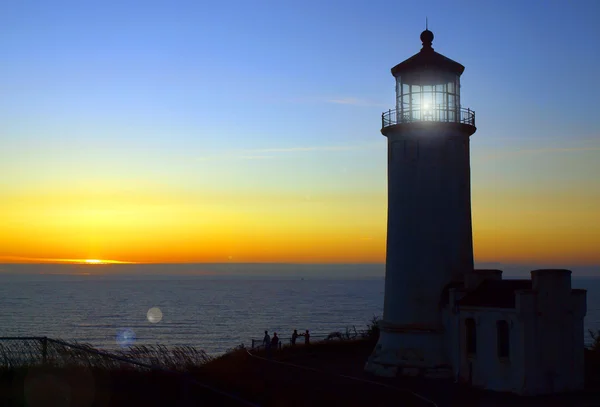 Luz brilhando no farol da cabeça norte na costa de Washington em Sunse — Fotografia de Stock