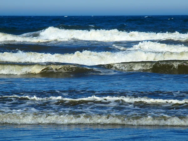 Un'onda oceanica che si infrange sulla riva in un giorno di sole — Foto Stock