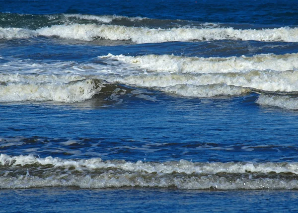晴れた日に海岸を破壊、海の波 — ストック写真