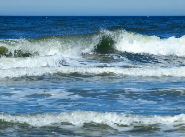 Egy óceán hullám törés a parton, egy napsütéses napon — Stock Fotó