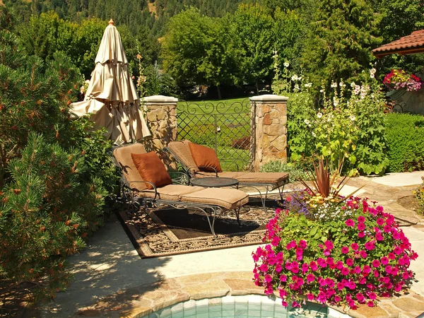 Twee lege lounge stoelen in een tuin Stockfoto