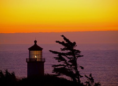 sunse, washington kıyısında Kuzey kafa feneri parlayan ışık