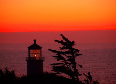 sunse, washington kıyısında Kuzey kafa feneri parlayan ışık