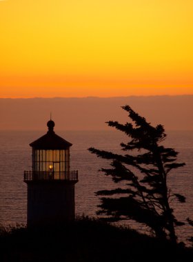 sunse, washington kıyısında Kuzey kafa feneri parlayan ışık