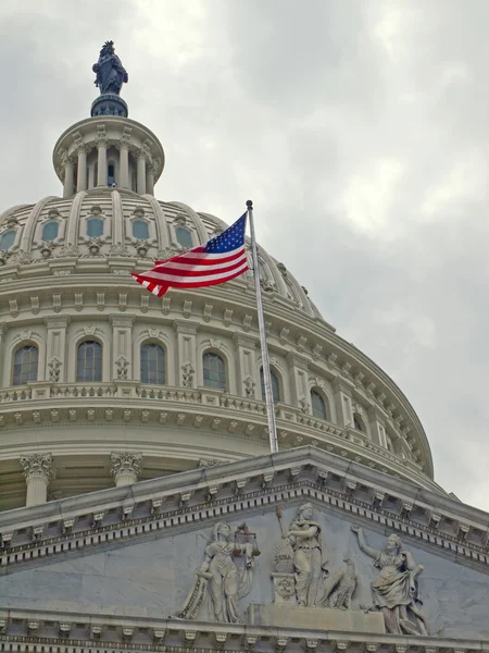 Edificio del Capitolio de los Estados Unidos en Washington DC con bandera americana — Foto de Stock