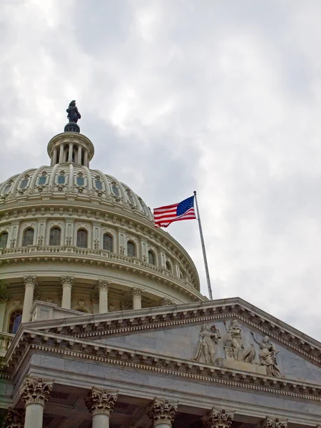 Amerikai Egyesült Államok Capitol Building in Washington DC with American Flag — Stock Fotó