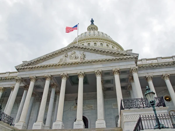 Bâtiment du Capitole des États-Unis à Washington DC avec drapeau américain — Photo