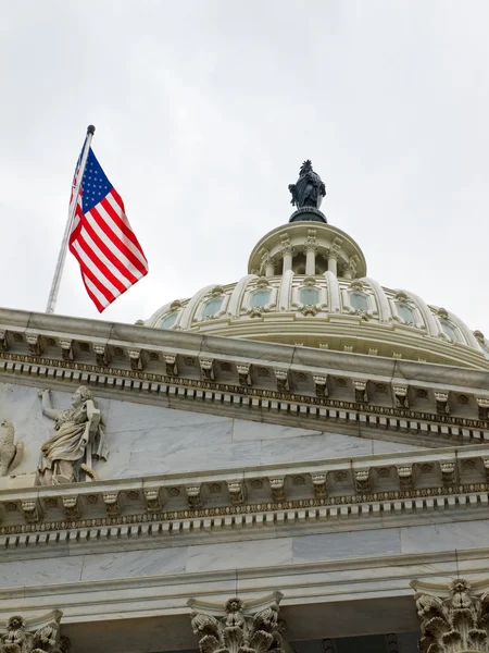 Washington DC 'deki Amerikan Bayrağı ile Birleşik Devletler Kongre Binası — Stok fotoğraf