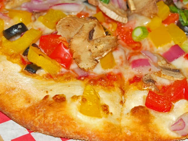 Φρέσκα και υγιεινά φυτικά πίτσα σε κόκκινο χαρτί ελέγχονται — Φωτογραφία Αρχείου
