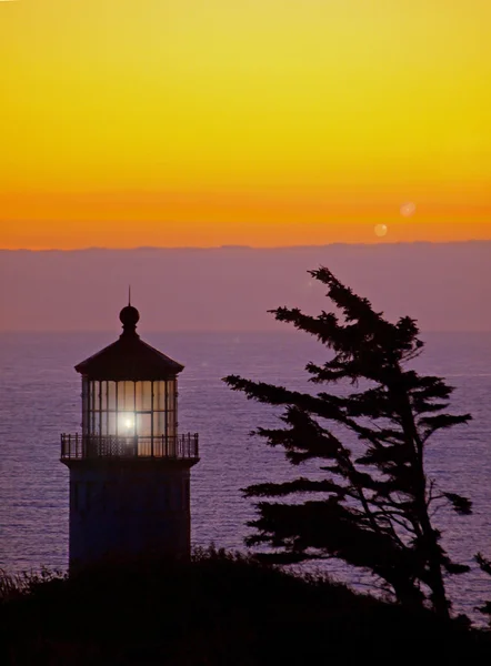 Сияние света на маяке North Head на Вашингтонском побережье в Сансе — стоковое фото
