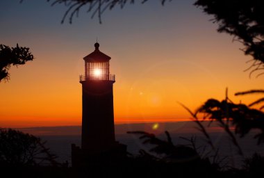 sunse, washington kıyısında Kuzey kafa feneri parlayan ışık
