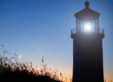 sunse, washington kıyısında Kuzey kafa feneri parlayan ışık