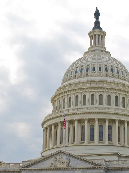 United States Capitol Building a Washington DC con bandiera americana — Foto Stock