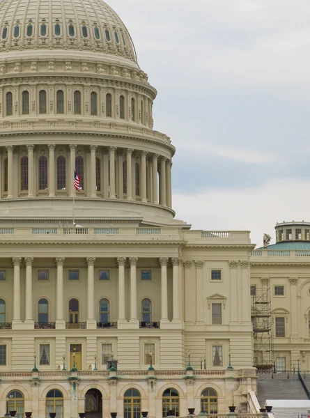 位于华盛顿特区的美国国会大楼，悬挂美国国旗 — 图库照片