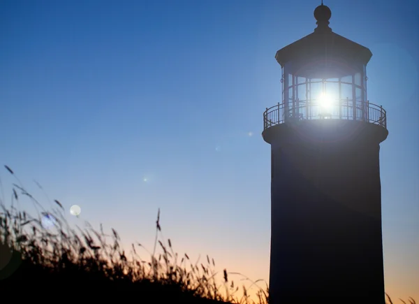 Luz brillando en el faro de North Head en la costa de Washington en Sunse —  Fotos de Stock