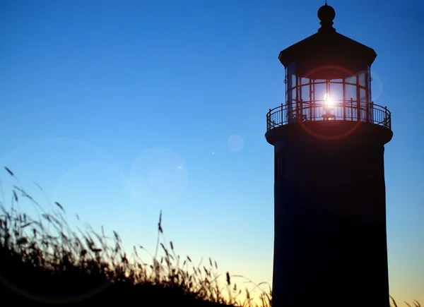 Light Shining in the North Head Lighthouse on the Washington Coast at Sunse — Stock Photo, Image