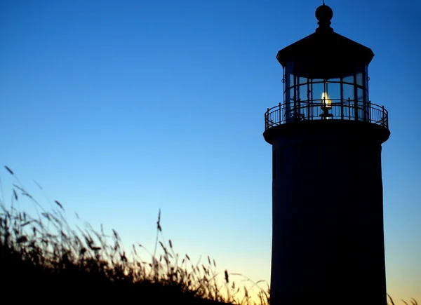 Ljus som skiner i norr huvud fyren på washington kusten vid sunse — Stockfoto