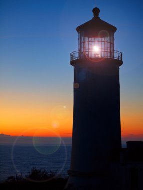 sunse, washington kıyısında Kuzey kafa feneri parlayan ışık