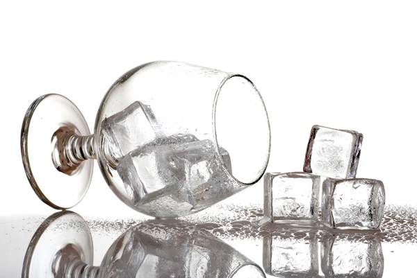 Schnapsglas mit Eiswürfeln — Stockfoto