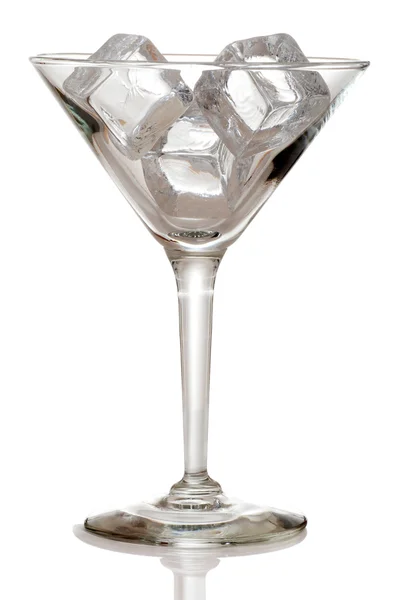Martini Glas mit Eiswürfeln — Stockfoto