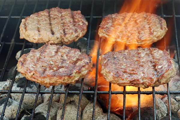 Четыре гамбургера для барбекю — стоковое фото
