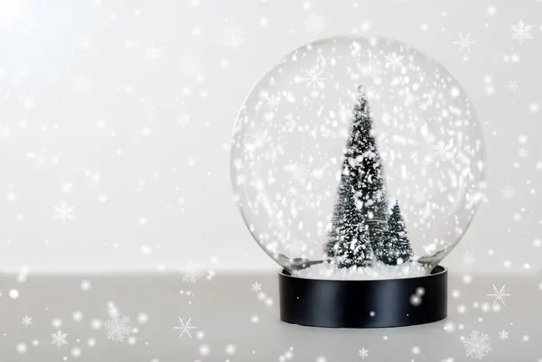 Χριστουγεννιάτικο δέντρο γυάλινη σφαίρα με χιόνι — Φωτογραφία Αρχείου