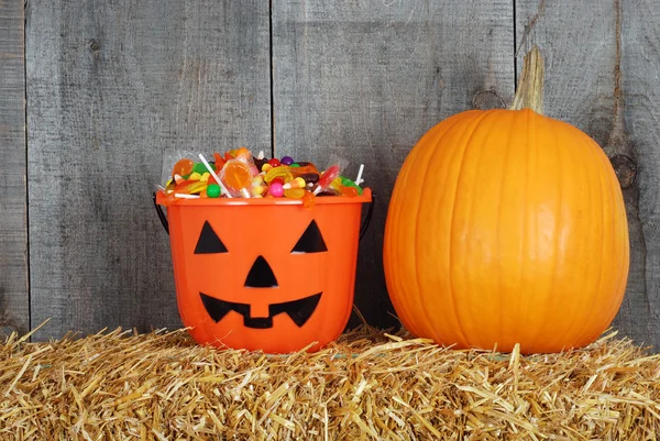 Halloween candy in pumpkin bucket — Stock Photo, Image